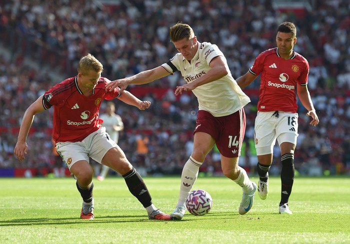 Viktor Gyokeres Soccer Football - Premier League - Manchester United v Arsenal - Old Trafford, Manchester, Britain - August 17, 2025 Arsenal's Viktor Gyokeres shakes hands with manager Mikel Arteta after being substituted REUTERS/Peter Powell EDITORIAL USE ONLY. NO USE WITH UNAUTHORIZED AUDIO, VIDEO, DATA, FIXTURE LISTS, CLUB/LEAGUE LOGOS OR 'LIVE' SERVICES. ONLINE IN-MATCH USE LIMITED TO 120 IMAGES, NO VIDEO EMULATION. NO USE IN BETTING, GAMES OR SINGLE CLUB/LEAGUE/PLAYER PUBLICATIONS. PLEASE CONTACT YOUR ACCOUNT REPRESENTATIVE FOR FURTHER DETAILS..