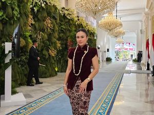 Pesona Velove Vexia dan Wulan Guritno Berkebaya Beludru Merah Marun Pesona Velove Vexia dan Wulan Guritno Berkebaya Beludru Merah Marun