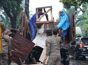 Satpol PP Bongkar 50 Bangunan Liar di Bogor, Termasuk 2 Pangkalan Ojek Satpol PP Bongkar 50 Bangunan Liar di Bogor, Termasuk 2 Pangkalan Ojek