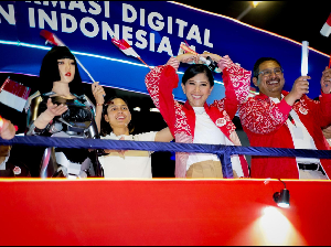 Karnaval Kemerdekaan, Kemkomdigi Tampilkan Ponsel Raksasa hingga Robot AI