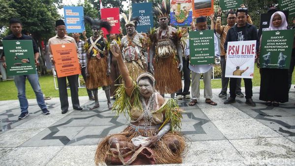 Aktivis dan Korban PSN Gelar Doa di Depan MK Jelang Sidang Judicial Review