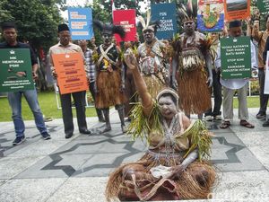 Aktivis dan Korban PSN Gelar Doa di Depan MK Jelang Sidang Judicial Review Aktivis dan Korban PSN Gelar Doa di Depan MK Jelang Sidang Judicial Review