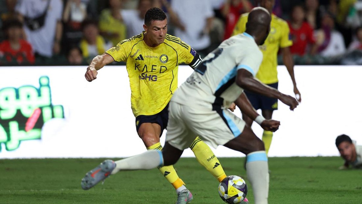 Aksi Cristiano Ronaldo di laga semifinal Saudi Super Cup 2025. Foto: REUTERS/Tyrone Siu