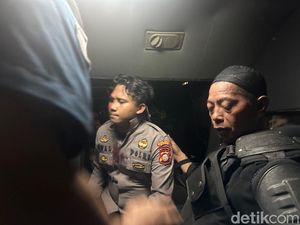 Demo Kenaikan PBB di Bone Ricuh, 2 Polisi-4 Satpol PP Luka Kena Lemparan Batu