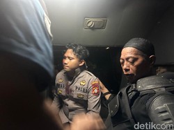 Demo Kenaikan PBB di Bone Ricuh, 2 Polisi-4 Satpol PP Luka Kena Lemparan Batu