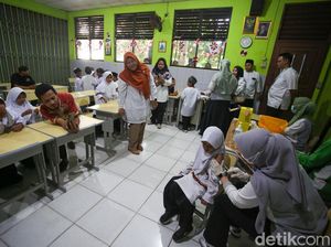 Antusiasme Pelajar SD Jalani Imunisasi HPV Antusiasme Pelajar SD Jalani Imunisasi HPV