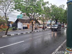 Jalan Menteri Supeno Umbulharjo Kebanjiran, Warga Malah Asyik Buru Ikan Jalan Menteri Supeno Umbulharjo Kebanjiran, Warga Malah Asyik Buru Ikan