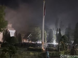 Demo Tolak Kenaikan PBB di Bone Ricuh Usai Dialog Buntu, Massa Lempar Batu Demo Tolak Kenaikan PBB di Bone Ricuh Usai Dialog Buntu, Massa Lempar Batu