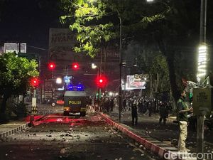 Awal Mula Demo Kenaikan PBB di Bone Ricuh hingga Massa Lempar Bom Molotov Awal Mula Demo Kenaikan PBB di Bone Ricuh hingga Massa Lempar Bom Molotov