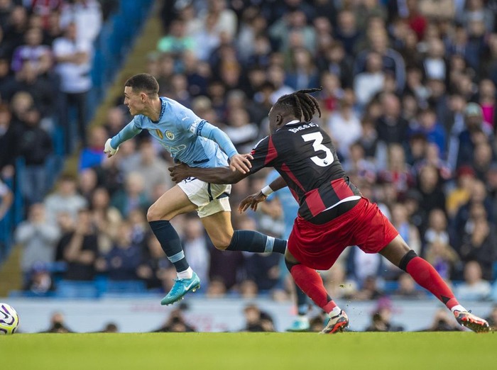 Calvin Bassey #3 of Fulham FC pulls Phil Foden #47 of Manchester City F.C. by the shirt during the Premier League match between Manchester City and Fulham at the Etihad Stadium in Manchester, England, on October 5, 2024. (Photo by MI News/NurPhoto via Getty Images)