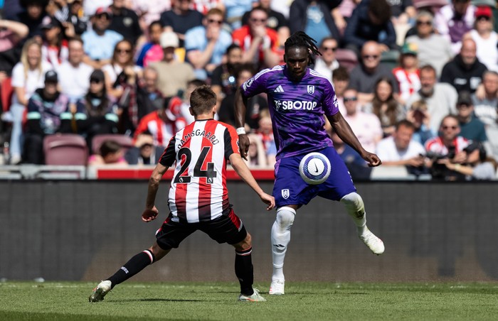 calvin bassey,fulham,premier league,liga inggris,celana kedodoran Fulham's Calvin Bassey (right) competing with Brentford's Mikkel Damsgaard during the Premier League match between Brentford FC and Fulham FC at Gtech Community Stadium on May 18, 2025 in Brentford, England. (Photo by Andrew Kearns - CameraSport via Getty Images)