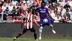 Calvin Bassey, Bek Fulham dan Gaya Celana Kedodorannya