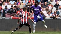 Sejak akhir musim lalu, gaya celana kedodorannya sudah terlihat. Momennya ketika melawan BrentforFoto: Andrew Kearns - CameraSport via Getty Images)