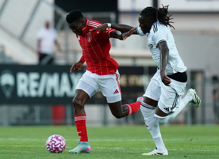 calvin bassey,fulham,premier league,liga inggris,celana kedodoran Taiwo Awoniyi of Nottingham Forest with Calvin Bassey of Fulham in action during the Pre-Season Friendly match between Nottingham Forest and Fulham at Estadio Sao Luis on July 26, 2025 in Faro, Portugal. (Photo by Gualter Fatia/Getty Images)