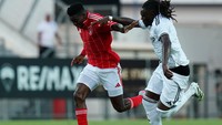 Begitu juga saat melawan Nottingham Forest. Terlihat celana dalamnya sampai terpampang jelas. (Foto: Gualter Fatia/Getty Images)