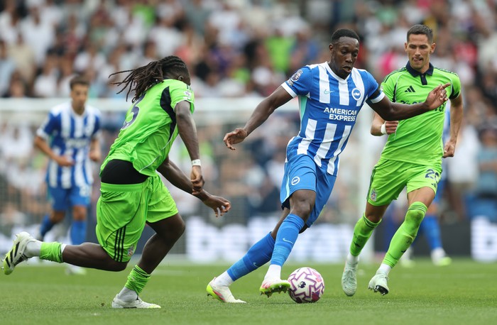 BRIGHTON, ENGLAND - AUGUST 16: Danny Welbeck of Brighton & Hove Albion battles for the ball with Calvin Bassey & Sasa Lukic of Fulham during the Premier League match between Brighton & Hove Albion and Fulham at Amex Stadium on August 16, 2025 in Brighton, England. (Photo by Crystal Pix/MB Media/Getty Images)