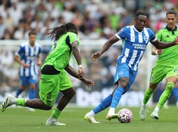 Calvin Bassey, bek Fulham, mencuri perhatian di pekan pertama Liga Inggris. Saat melawan Brighton & Hove Albion, celananya kedodoran cukup rendah, hampir jatuh. (Foto: Crystal Pix/MB Media/Getty Images)