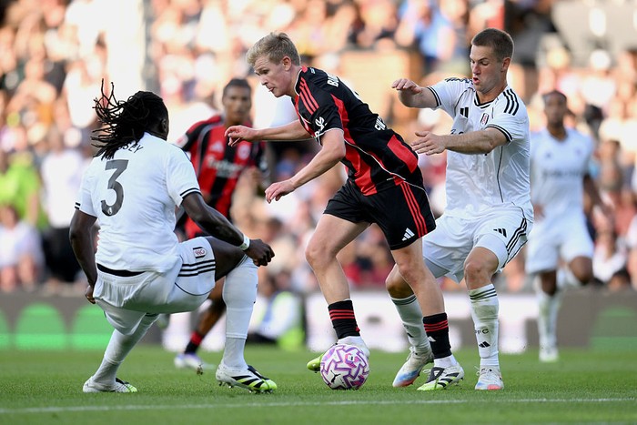 LONDON, ENGLAND - AUGUST 09: Jonathan Burkardt of Eintracht Frankfurt is put under pressure by Calvin Bassey of Fulham and Rodigo Muniz of Fulham during the pre-season friendly match between Fulham and Eintract Frankfurt at Craven Cottage on August 09, 2025 in London, England. (Photo by Alex Broadway/Getty Images)
