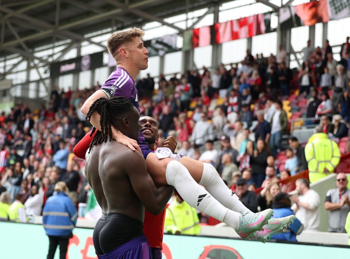 calvin bassey,fulham,premier league,liga inggris,celana kedodoran Tom Cairney is lifted by Calvin Bassey and Alex Iwobi of Fulham as they celebrate victory following the Premier League match between Brentford FC and Fulham FC at Gtech Community Stadium on May 18, 2025 in Brentford, England. (Photo by Alex Davidson/Getty Images)