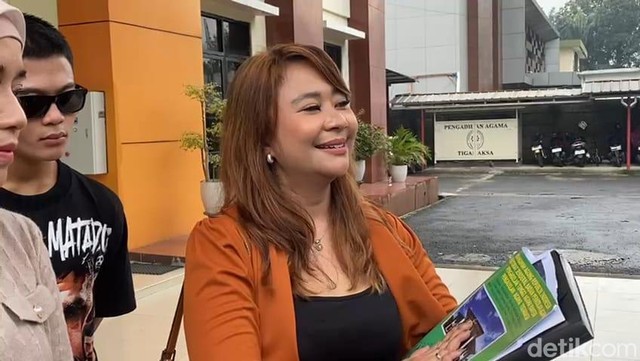 Highlight Dunia Hiburan InsertLive : Tantang soal Perselingkuhan, Heboh Video Suami Chikita Meidy Cium Wanita di Kelab