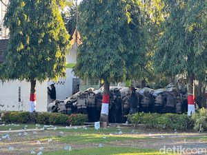 Pagar Kantor Bupati Bone Dijebol Saat Demo PBB, Polisi Beri Tembakan Peringatan Pagar Kantor Bupati Bone Dijebol Saat Demo PBB, Polisi Beri Tembakan Peringatan