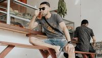 Gaya Santai Didi Riyadi Nongkrong di Warteg hingga Tukang Sate Kaki Lima