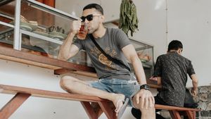 Gaya Santai Didi Riyadi Nongkrong di Warteg hingga Tukang Sate Kaki Lima