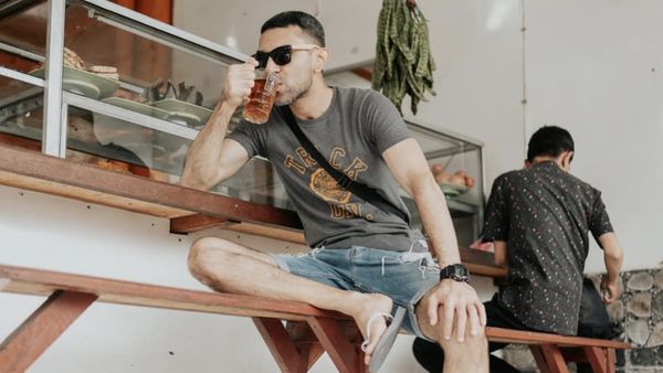 Gaya Santai Didi Riyadi Nongkrong di Warteg hingga Tukang Sate Kaki Lima