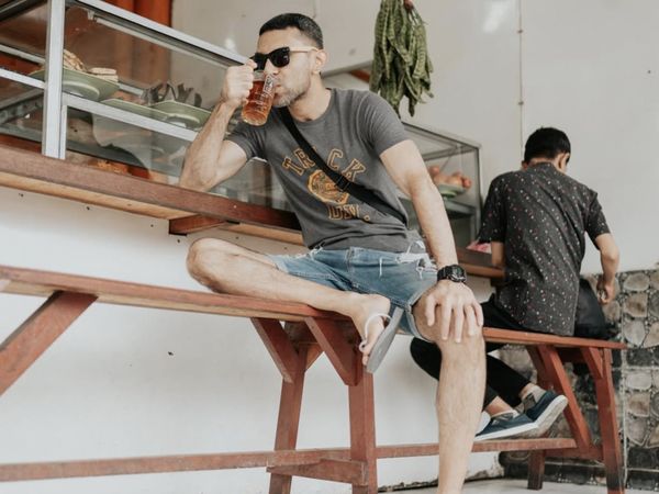 Gaya Santai Didi Riyadi Nongkrong di Warteg hingga Tukang Sate Kaki Lima