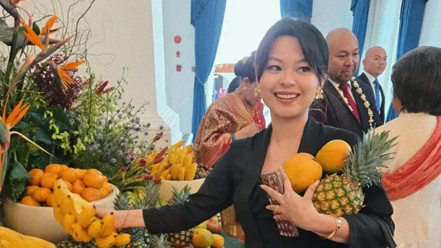 Kabar Terkini Artis dari InsertLive : Gustika Jusuf Cucu Bung Hatta Kritik Pemerintah lewat Kebaya Hitam & Batik Slobog