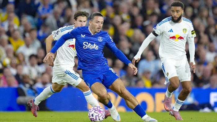 Leeds Uniteds Brenden Aaronson, Evertons Jack Grealish and Leeds Uniteds Jayden Bogle (right) battle for the ball during the Premier League match at Elland Road, Leeds. Picture date: Monday August 18, 2025. (Photo by Danny Lawson/PA Images via Getty Images)