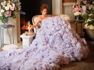 Keanggunan JLo Berbalut Gaun Karya Desainer Indonesia Monica Ivena Keanggunan JLo Berbalut Gaun Karya Desainer Indonesia Monica Ivena