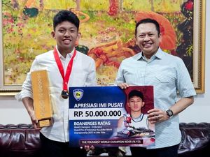 Bamsoet Beri Hadiah Rp 50 Juta ke Pebalap Aquabike dari Papua Barat Bamsoet Beri Hadiah Rp 50 Juta ke Pebalap Aquabike dari Papua Barat