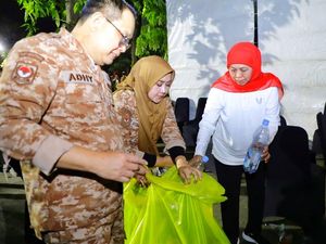 Khofifah Turun Langsung Bersihkan Taman Apsari Usai Pesta Rakyat Khofifah Turun Langsung Bersihkan Taman Apsari Usai Pesta Rakyat