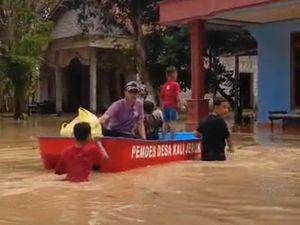 Banjir Rendam Puluhan Rumah di Kalijeruk Cilacap Banjir Rendam Puluhan Rumah di Kalijeruk Cilacap