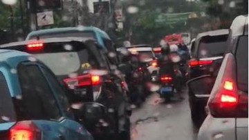 Ciputat-Lebak Bulus Tersendat: Pipa Air Biang Kemacetan Pagi.