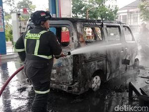 Kepanikan Saat Gran Max Mendadak Terbakar Saat Isi Bensin di Kuningan Kepanikan Saat Gran Max Mendadak Terbakar Saat Isi Bensin di Kuningan