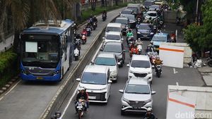 Lalin Grogol Arah Cengkareng Padat Imbas Perbaikan Manhole