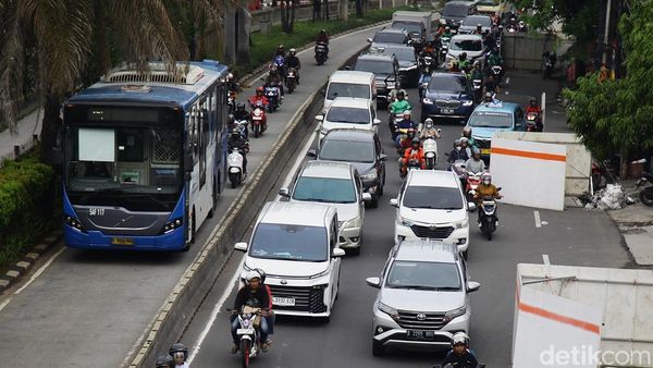 Lalin Grogol Arah Cengkareng Padat Imbas Perbaikan Manhole