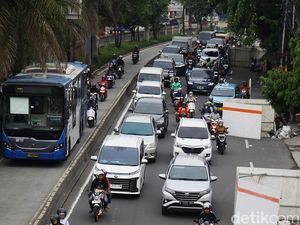 Lalin Grogol Arah Cengkareng Padat Imbas Perbaikan Manhole Lalin Grogol Arah Cengkareng Padat Imbas Perbaikan Manhole