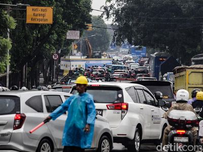 Lalin Lebak Bulus Macet Parah Imbas Proyek Galian di Pasar Jumat