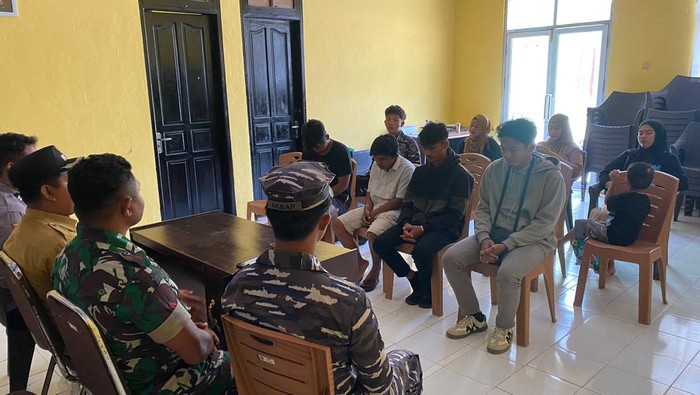 Tunggangi Penyu, 5 Pemuda Kaltim Diamankan dan Minta Maaf di Depan Warga