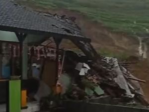 Lereng Perbukitan Kradinan Tulungagung Longsor, Rusak SD-Tutup Akses Jalan