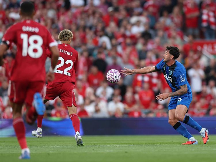 Trio Raksasa Eropa Berebut Tanda Tangan Bek Bournemouth