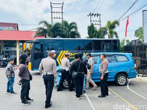Kadis Tabrak Warga yang Jogging hingga Tewas Sempat Tutupi Mobil Pakai Terpal Kadis Tabrak Warga yang Jogging hingga Tewas Sempat Tutupi Mobil Pakai Terpal
