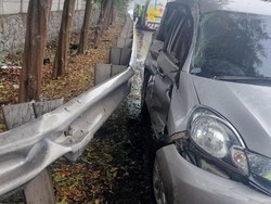 Jalanan Licin, Mobil Selip Ban Hantam Pembatas Jalan di Tol JORR