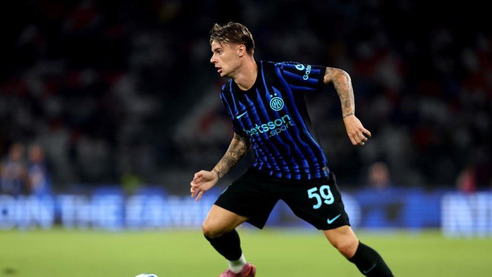 BARI, ITALY - AUGUST 16: Nicola Zalewski of Inter during Pre-Season Friendly match between FC Internazionale and Olympiacos FC at Stadio San Nicola on August 16, 2025 in Bari, Italy.  (Photo by Maurizio Lagana/Getty Images)