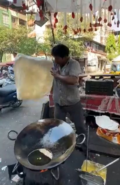 Penjual Roti Jorok, Adonannya sampai Sentuh Ketiak!