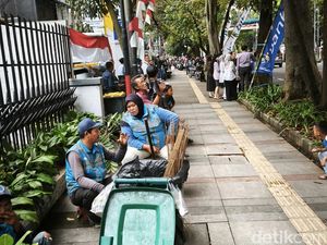 Cerita Penyapu Jalan di Balik Kirab Budaya HUT Jawa Barat Cerita Penyapu Jalan di Balik Kirab Budaya HUT Jawa Barat