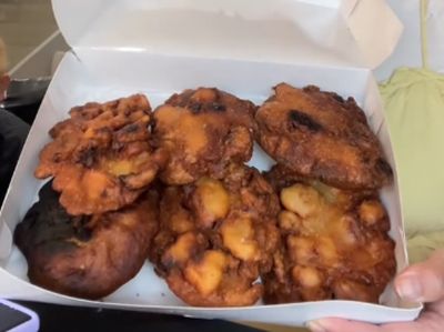 Pinkan Mambo Jualan Pisang Goreng Madu, 1 Biji Harganya Rp 30 Ribu!